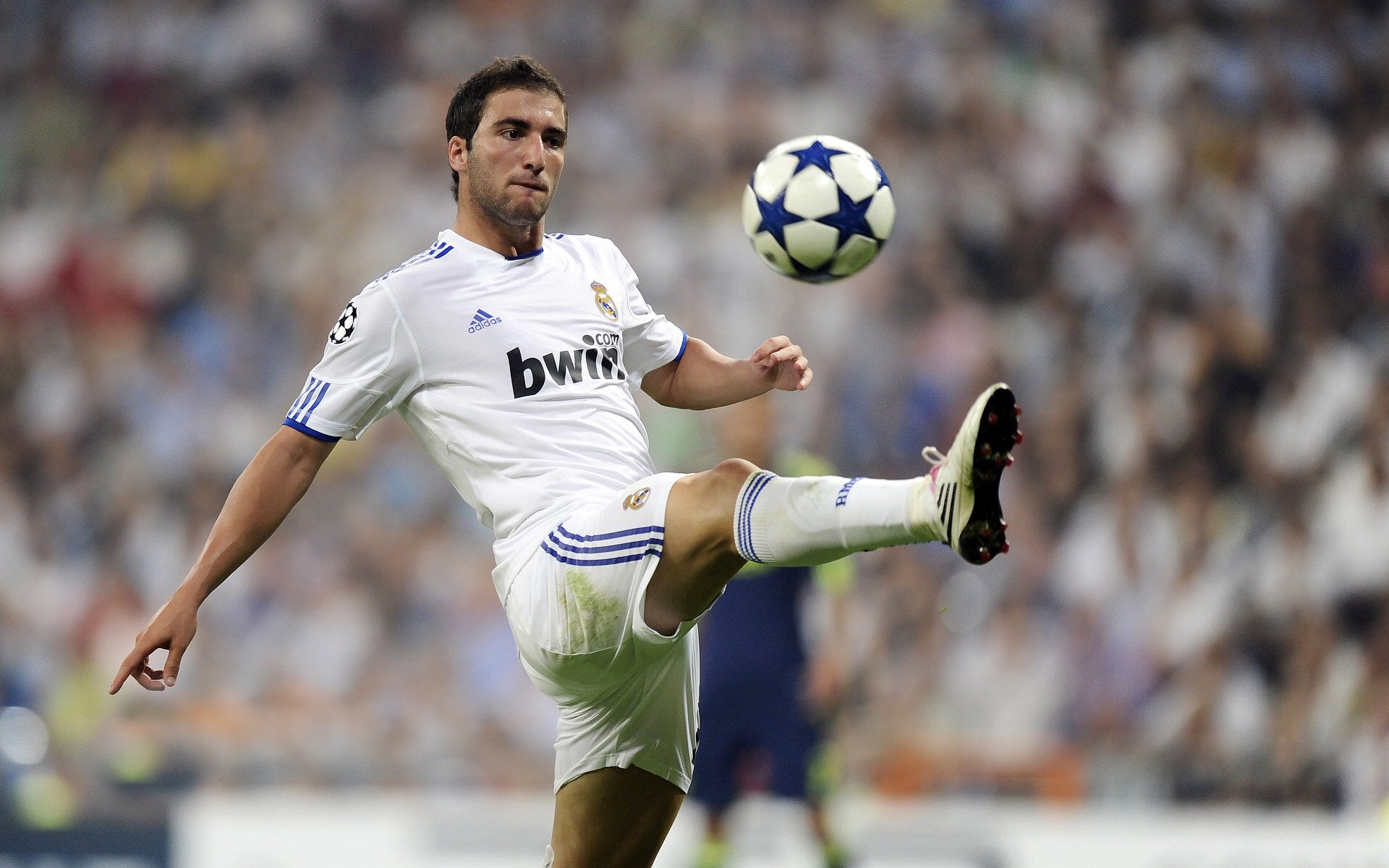 AYX体育官网-AS米兰连续五场保持零封，欧洲战场信心十足，开场6.76秒!ac米兰球员刷新欧洲五大联赛最快进球纪录